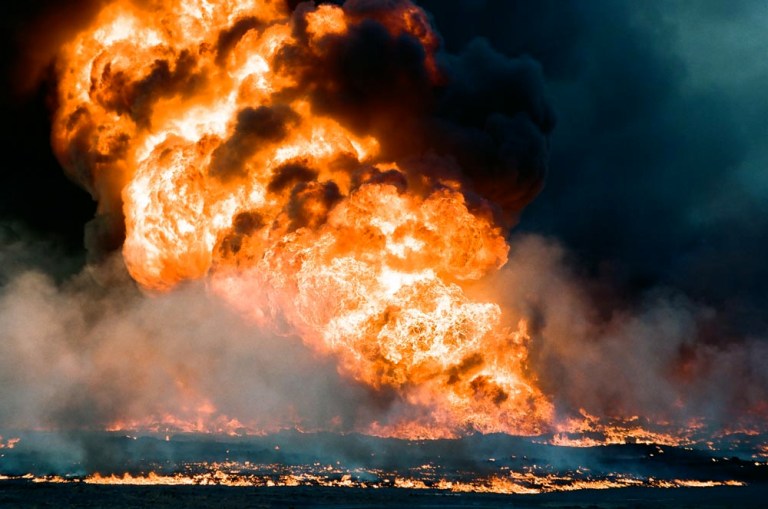 Kuwait-invasion-oil-fire-oil-lake-0090