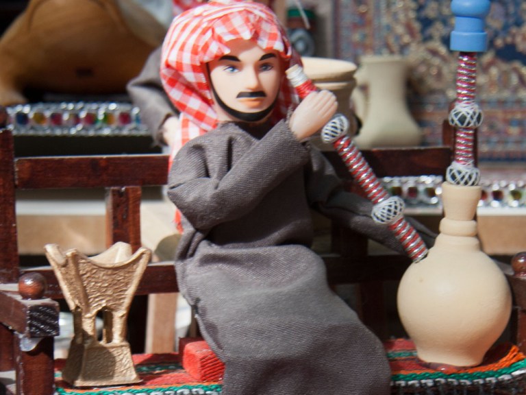 kuwait-2011-g-souk-al-mubarakiya-arabic-figurine-smoking-shisha