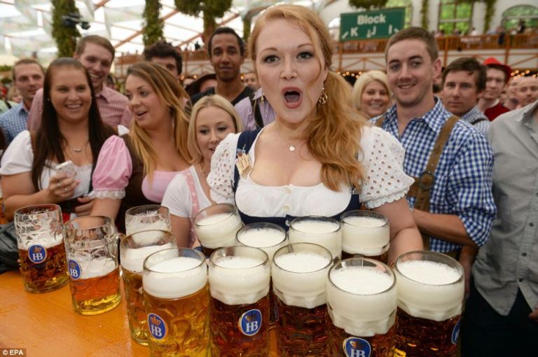 mail-online-german-women-in-oktoberfest-2016