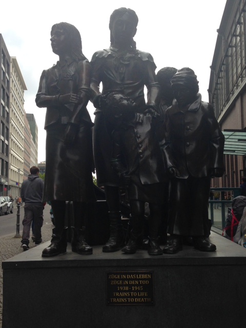 berlin statue train des lebens